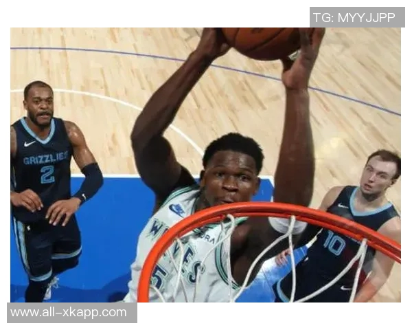 爱德华兹首节表现极端14分闪耀却伴随5次失误与1次技犯